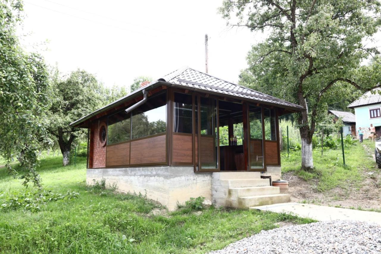 Hatasul Bunicului Arefu Esterno foto