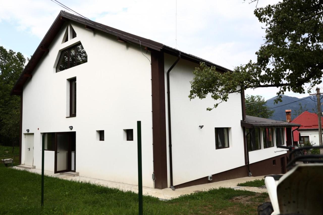 Hatasul Bunicului Arefu Esterno foto